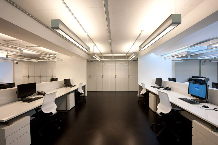 Gloss laminated workstations with powder coated steel legs